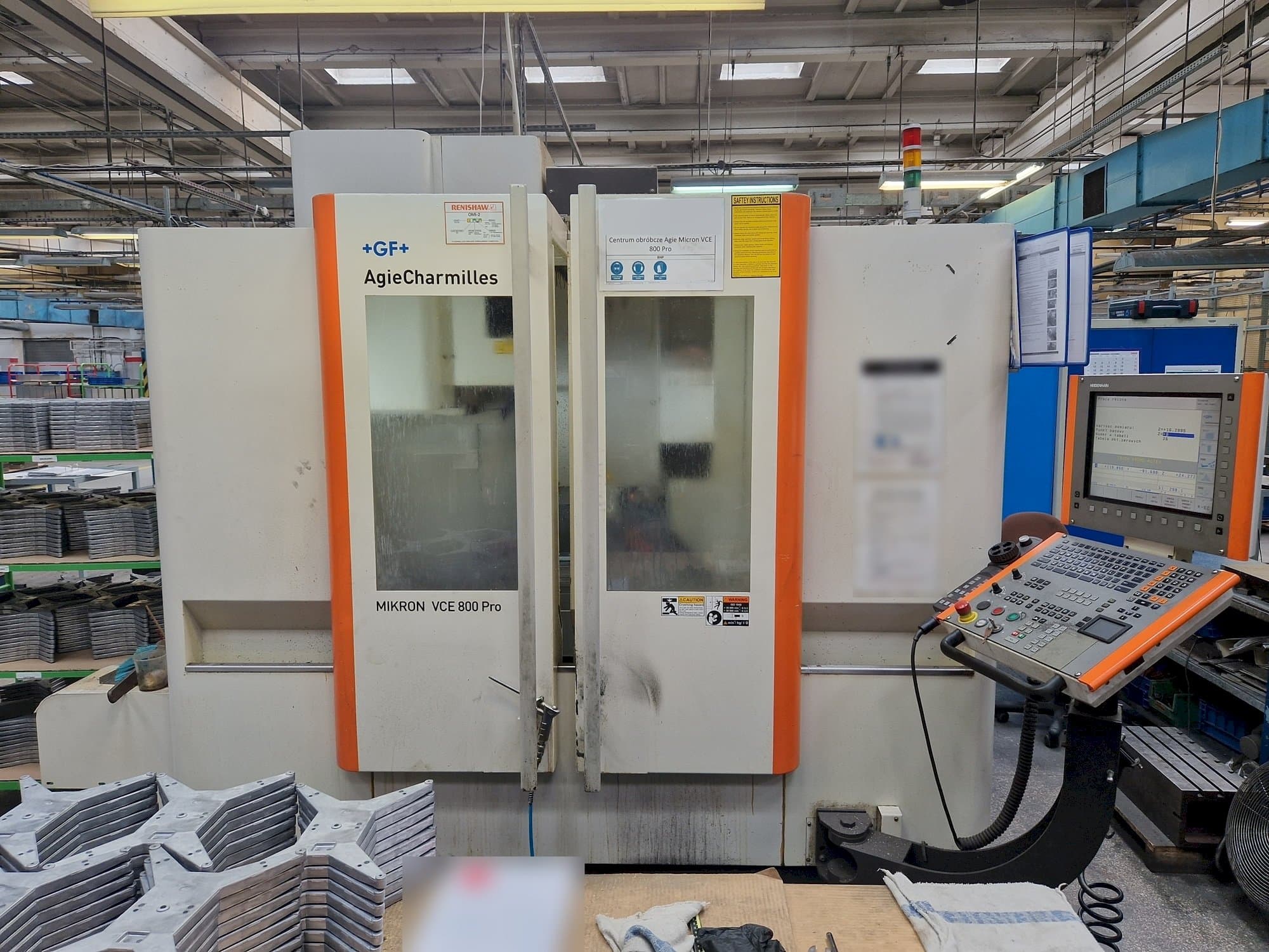 Vista frontal de la máquina AgieCharmilles MIKRON VCE 800 PRO