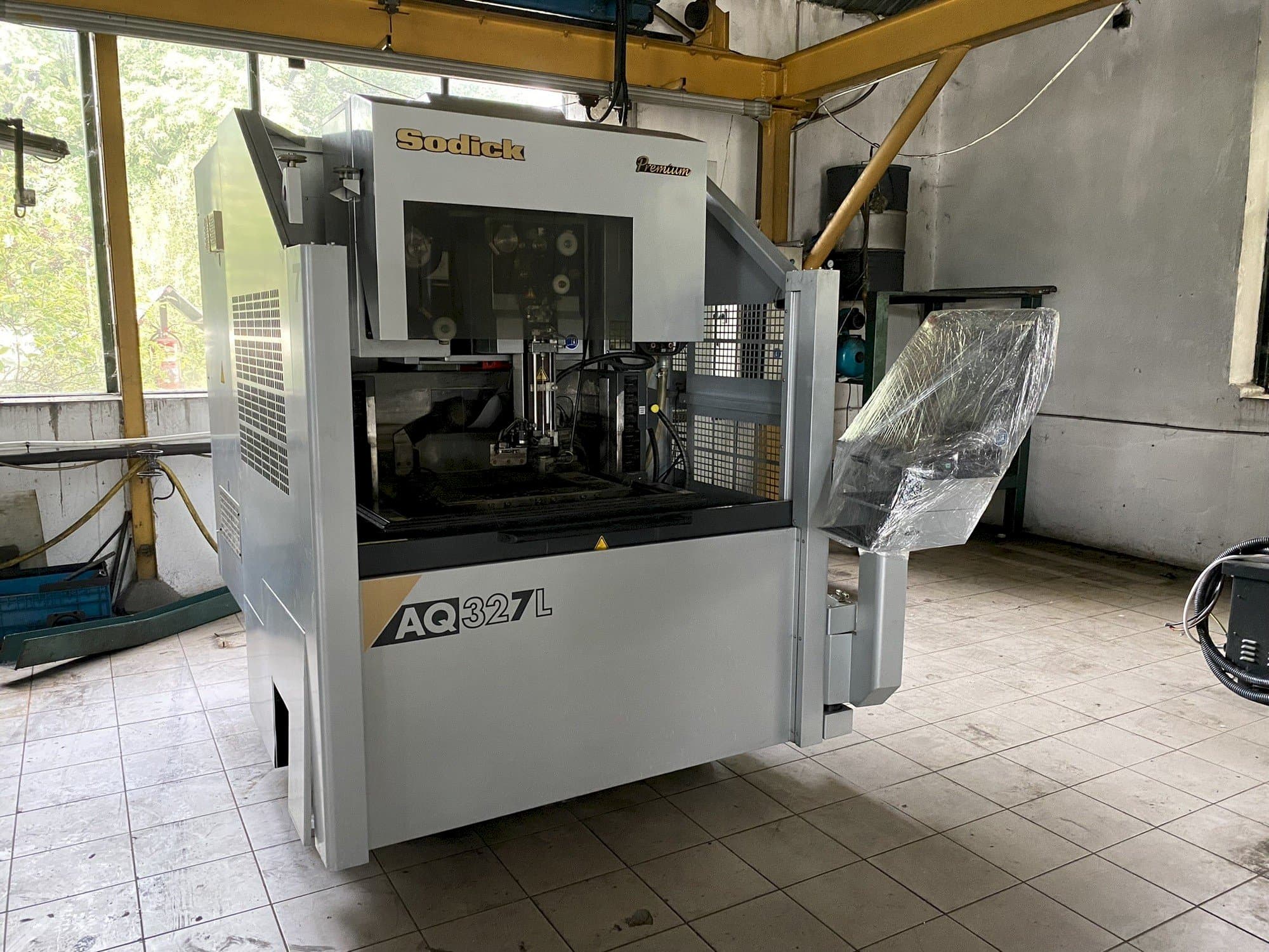 Vista frontal de la máquina Sodick AQ327L