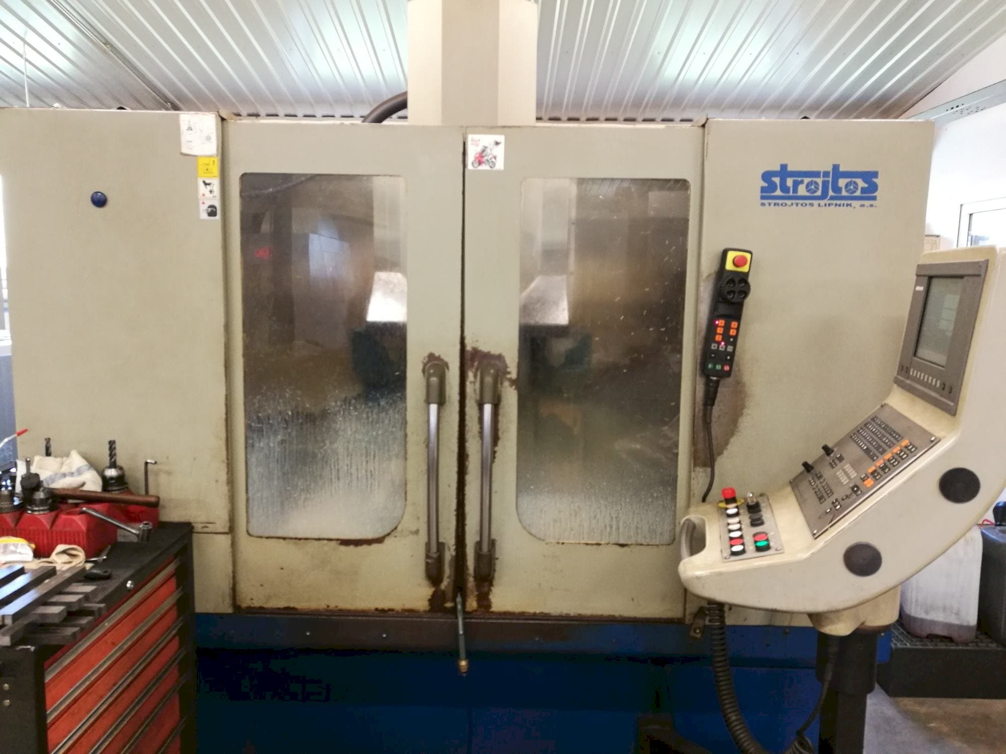 Vista frontal de la máquina Strojtos  VMC 40/8