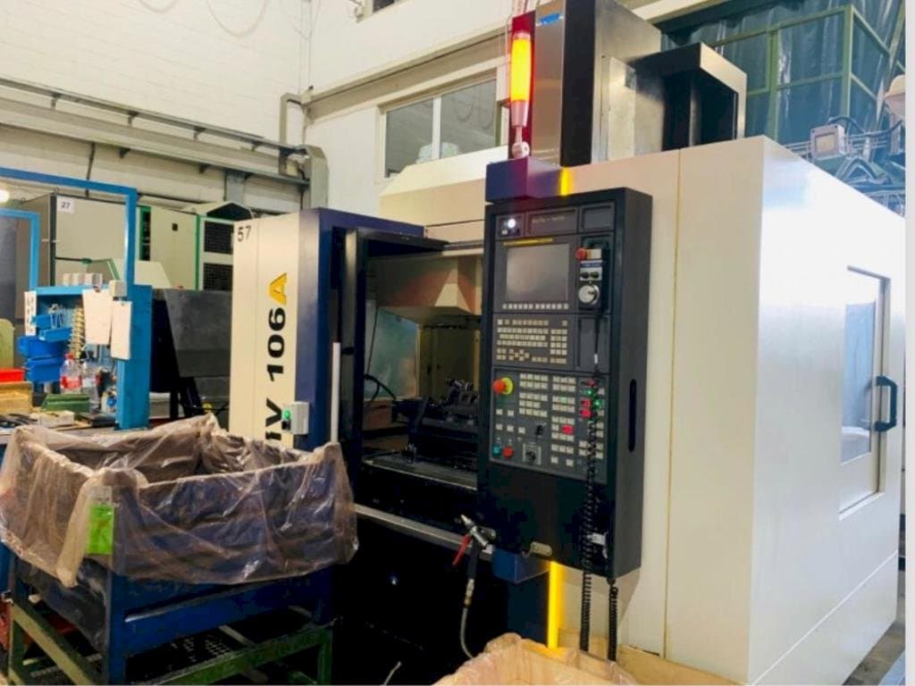 Vista frontal de la máquina YCM NMV106A