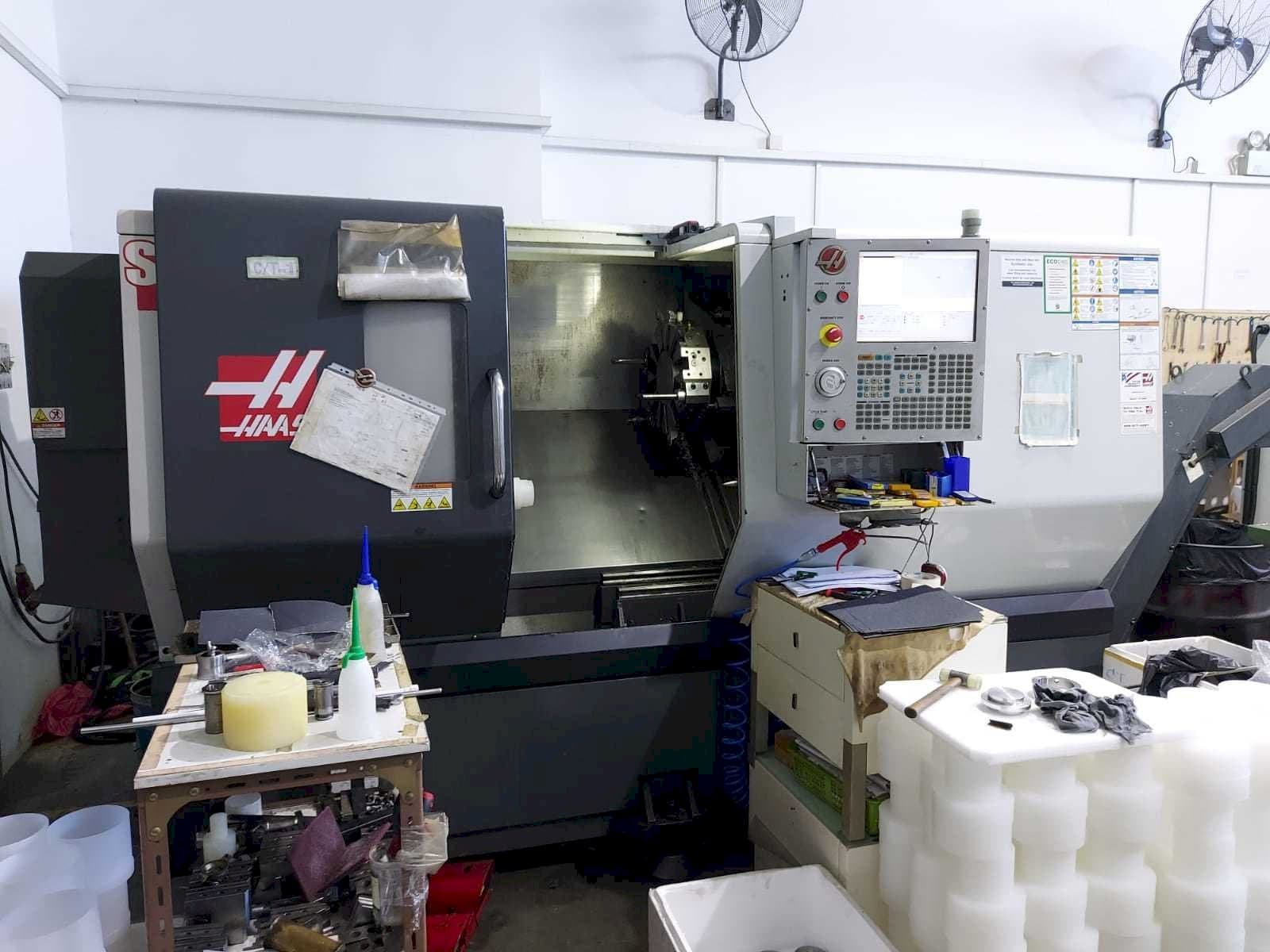 Vista frontal de la máquina HAAS ST-30