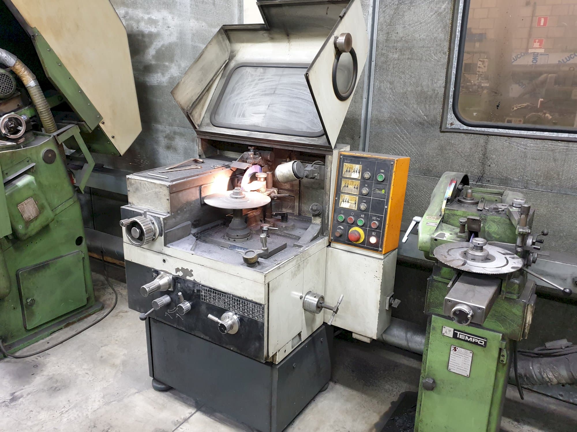 Vista derecha de la máquina Loroch K400