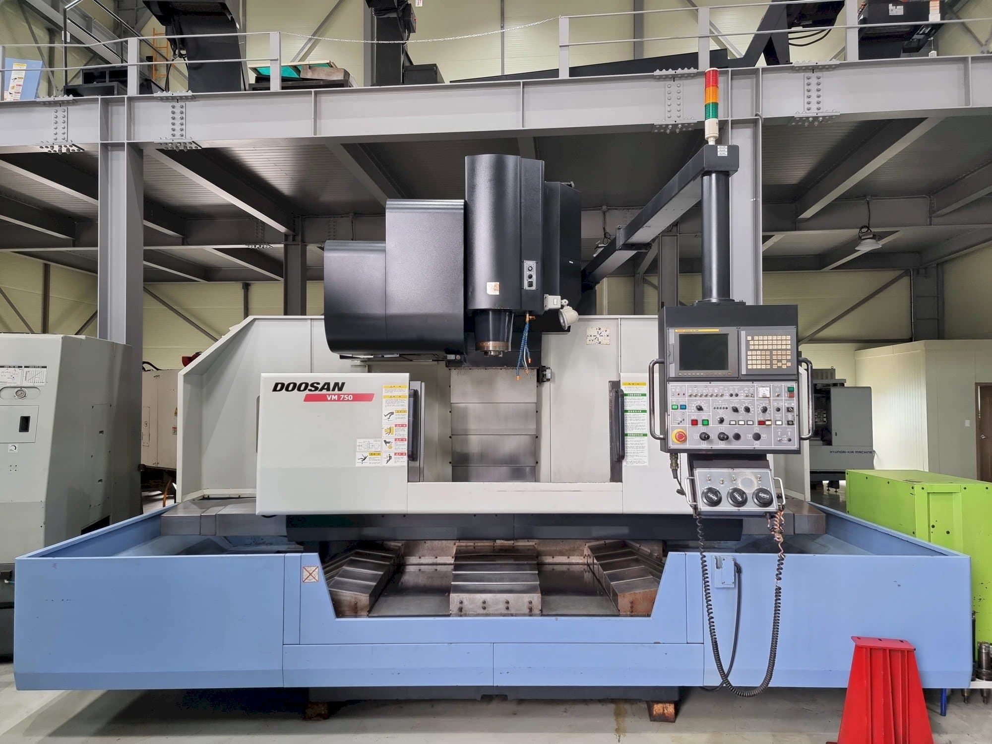 Vista frontal de la máquina Doosan VM750