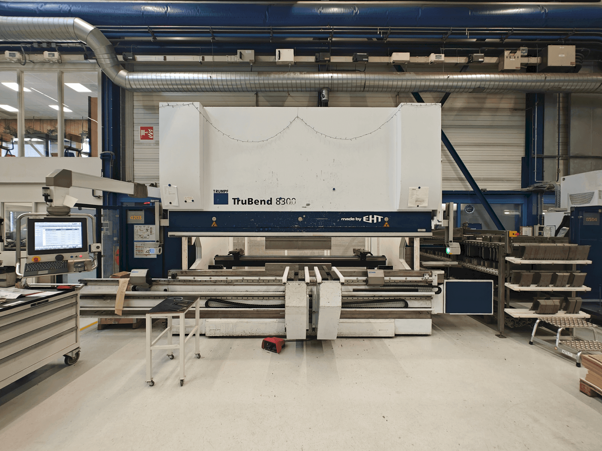 Vista frontal de la máquina EHT TruBend 8300-40