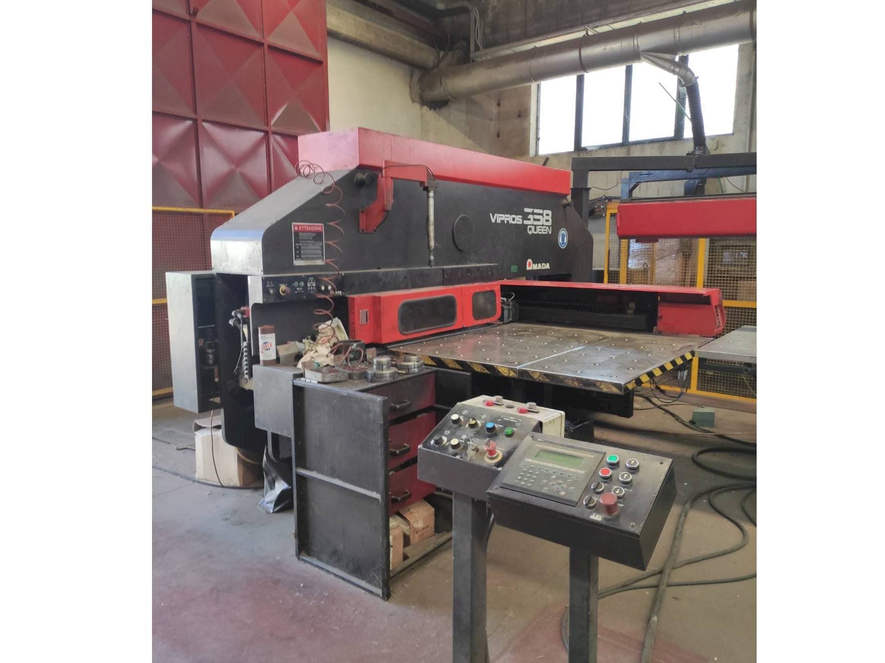 Vista frontal de la máquina AMADA VIPROS 358