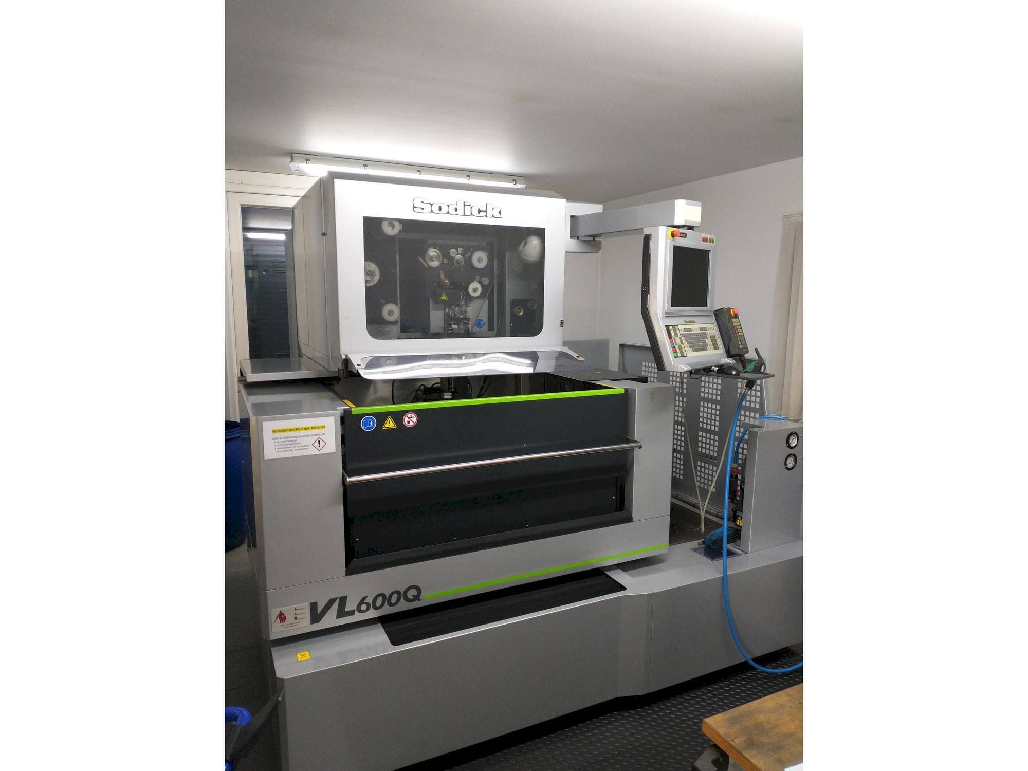 Vista frontal de la máquina Sodick VL600Q