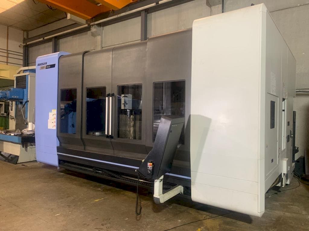 Vista frontal de la máquina Doosan VCF 850 LSR