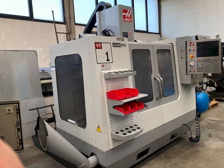Vista frontal de la máquina HAAS VF1 SS