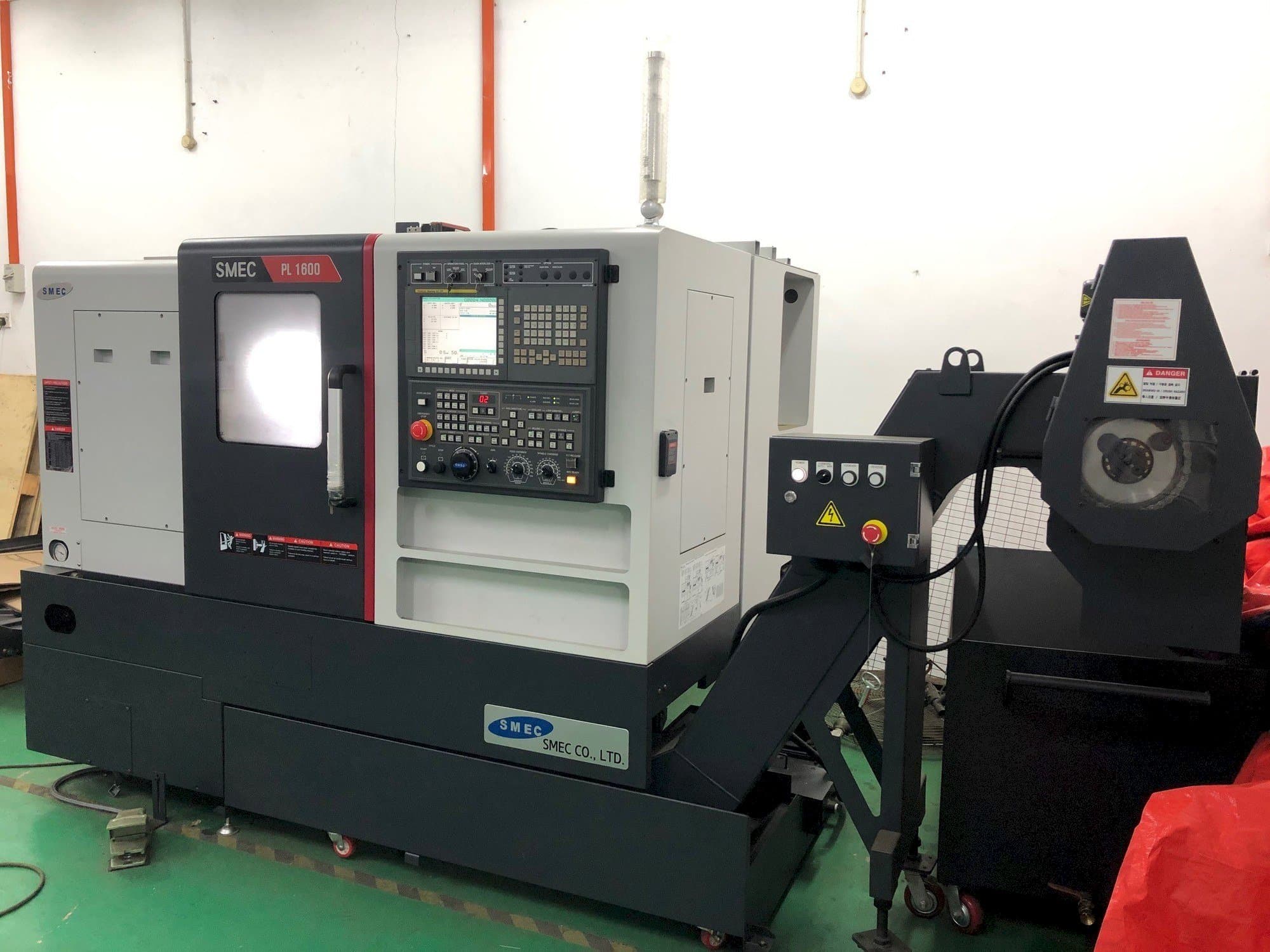 Vista frontal de la máquina SMEC PL1600