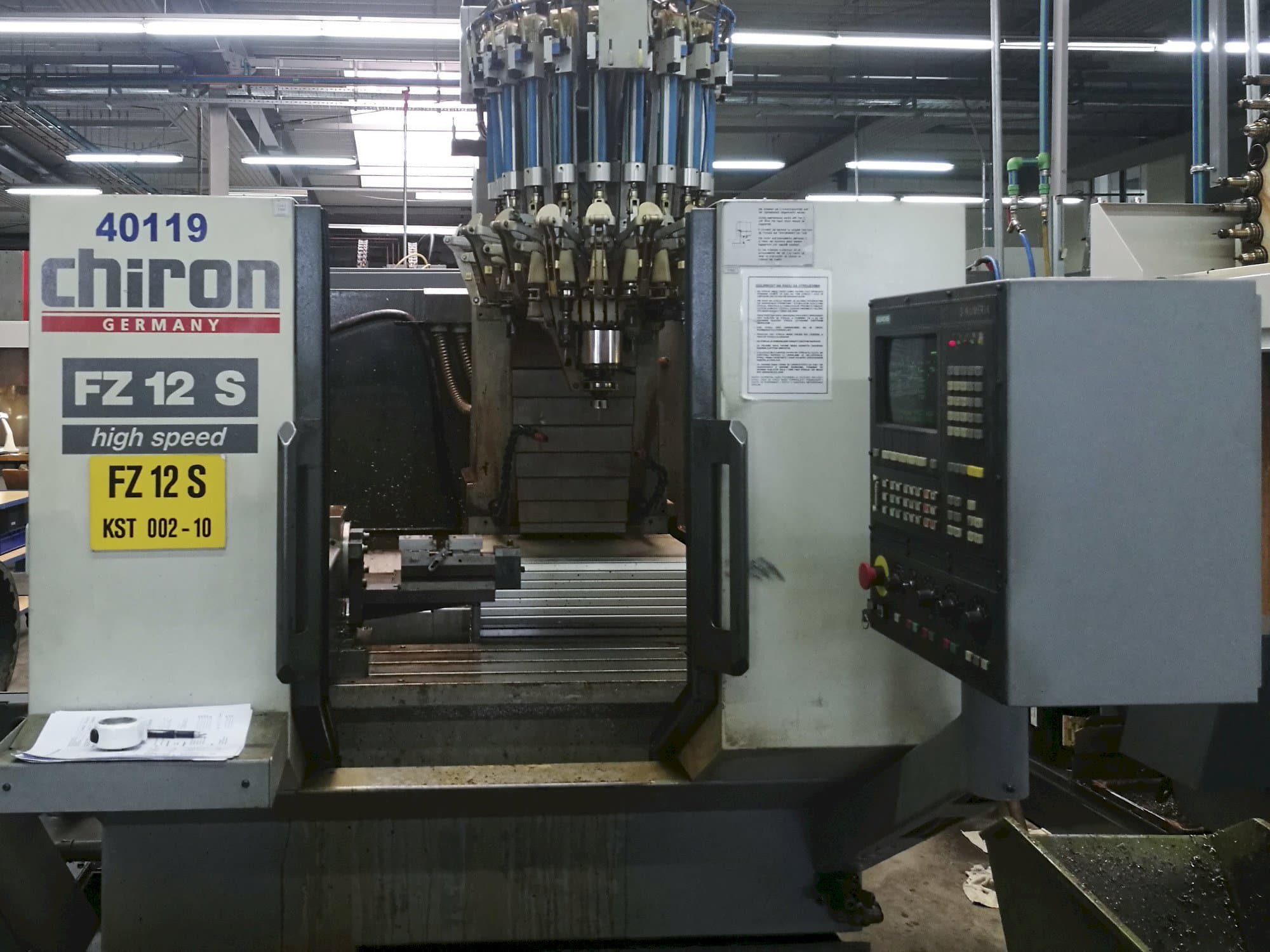Vista frontal de la máquina CHIRON FZ 12 S
