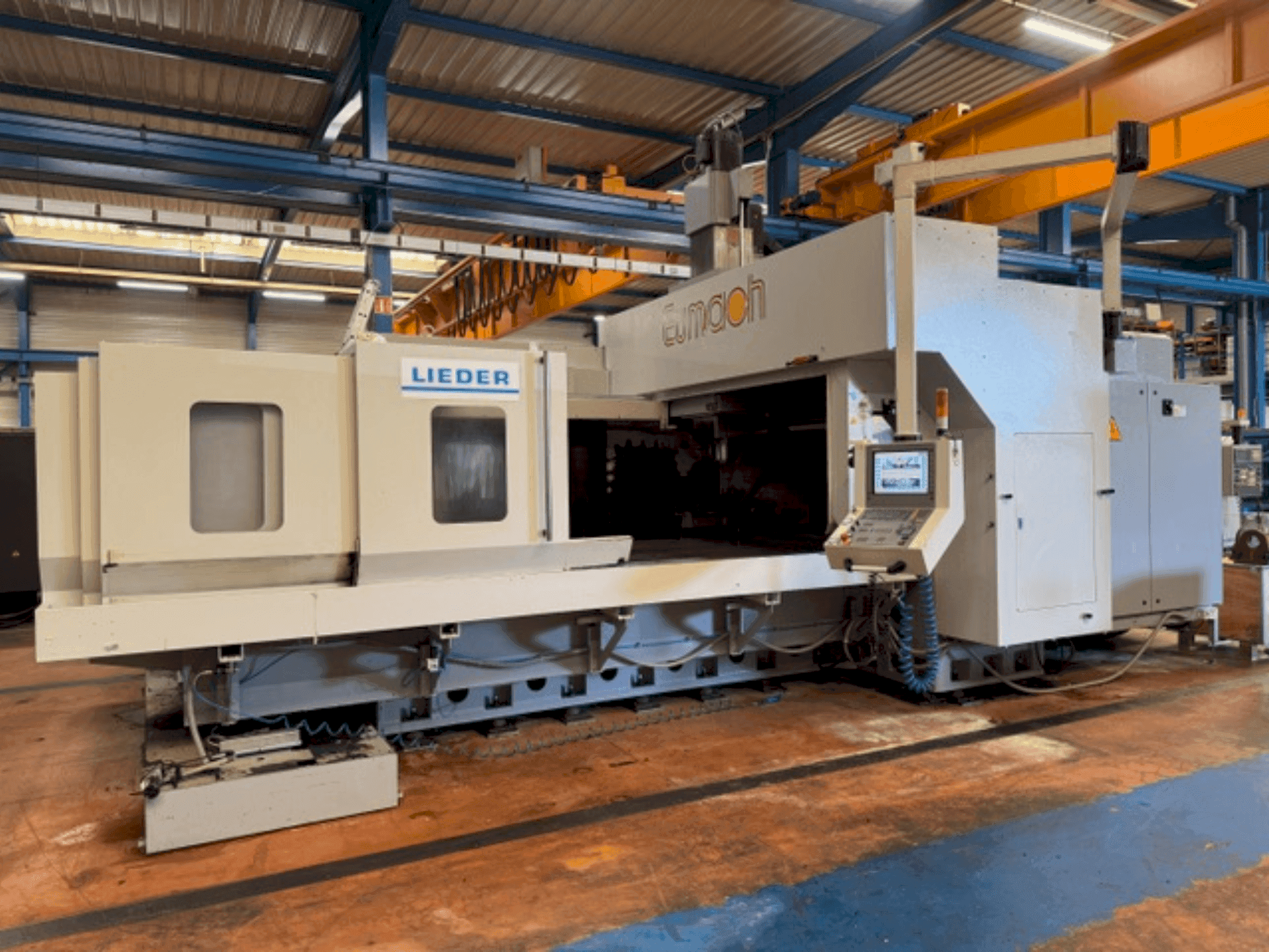 Vista frontal de la máquina Eumach DVM-3021