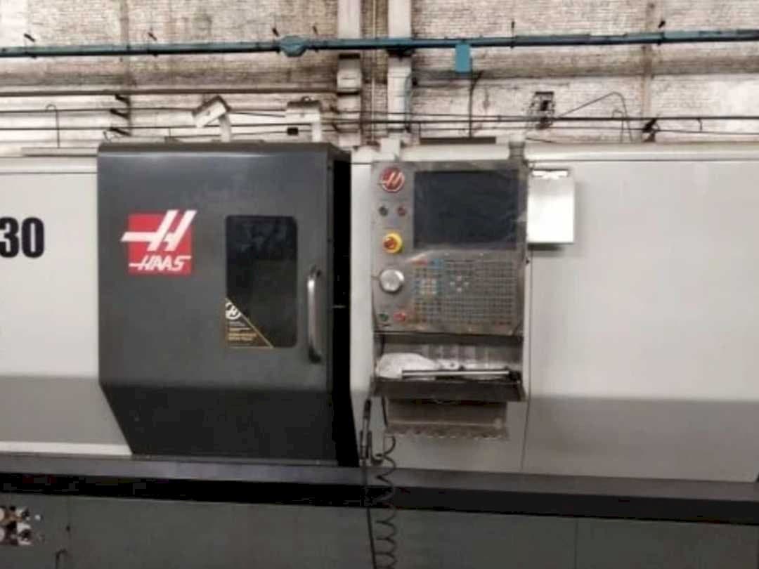 Vista frontal de la máquina HAAS ST-30