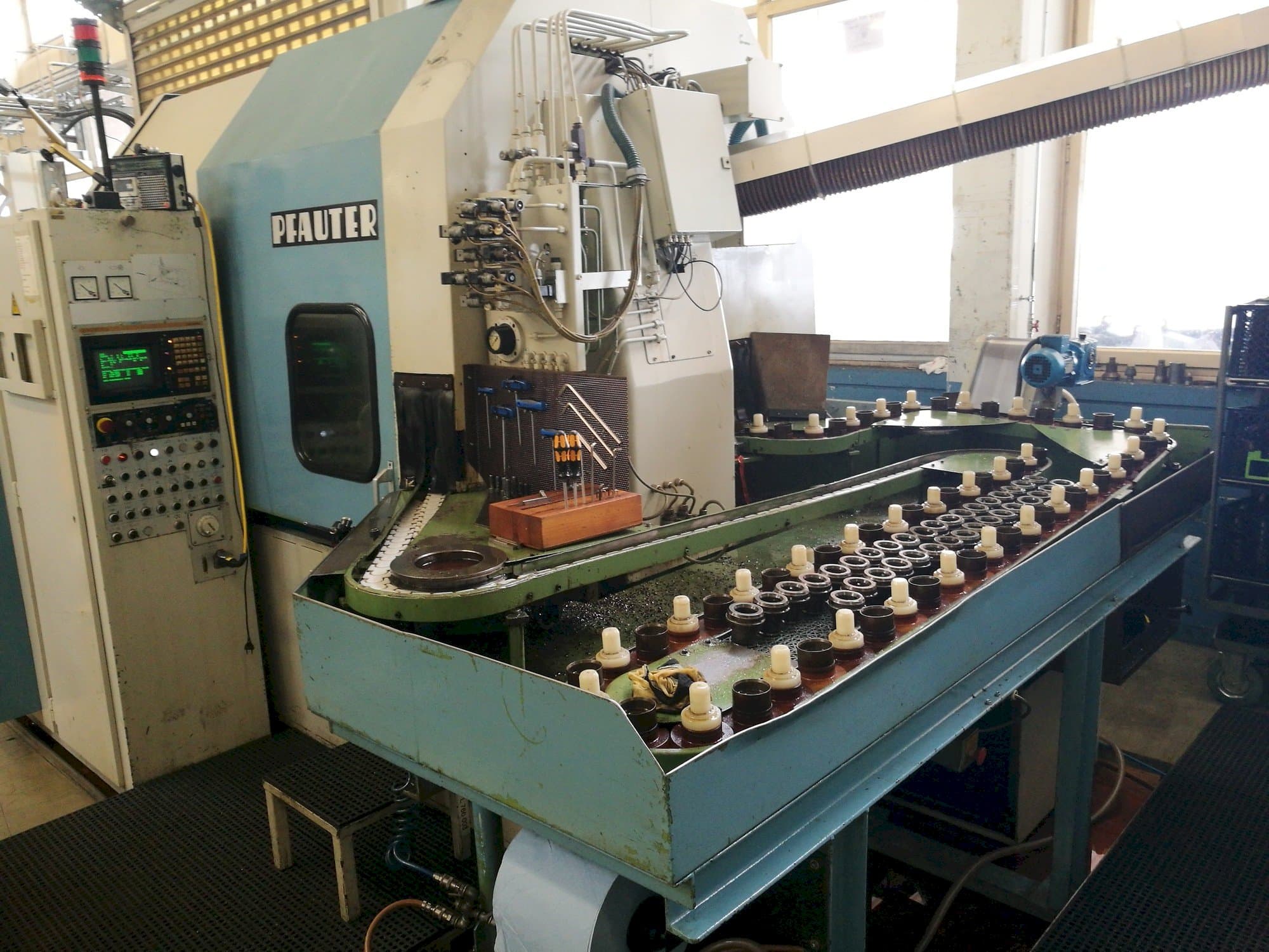 Vista frontal de la máquina Pfauter PA 320 NC