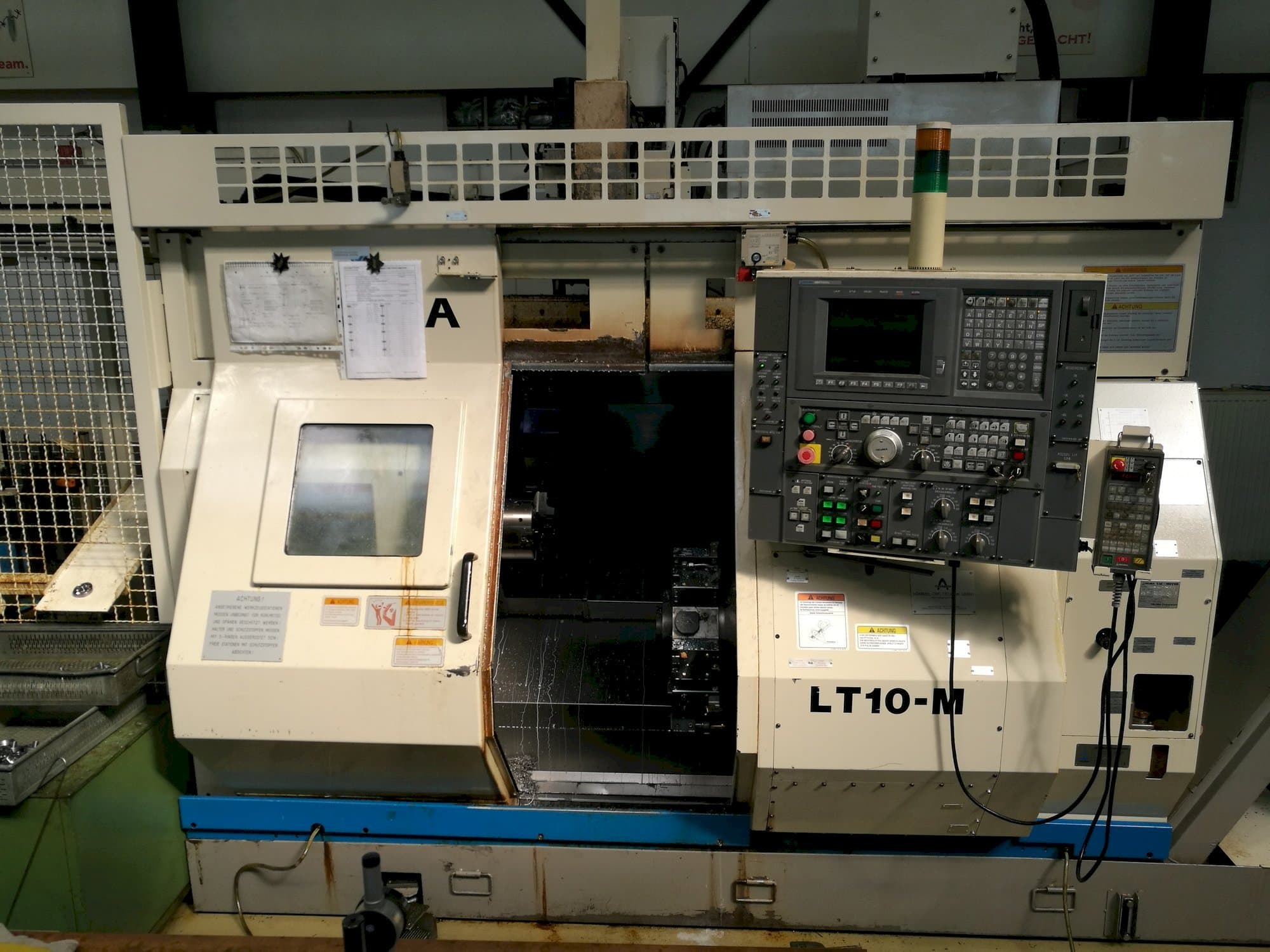Vista frontal de la máquina Okuma LT10-M