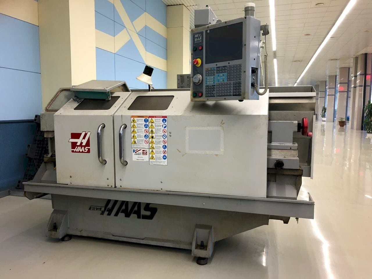 Vista frontal de la máquina HAAS TL-2HE
