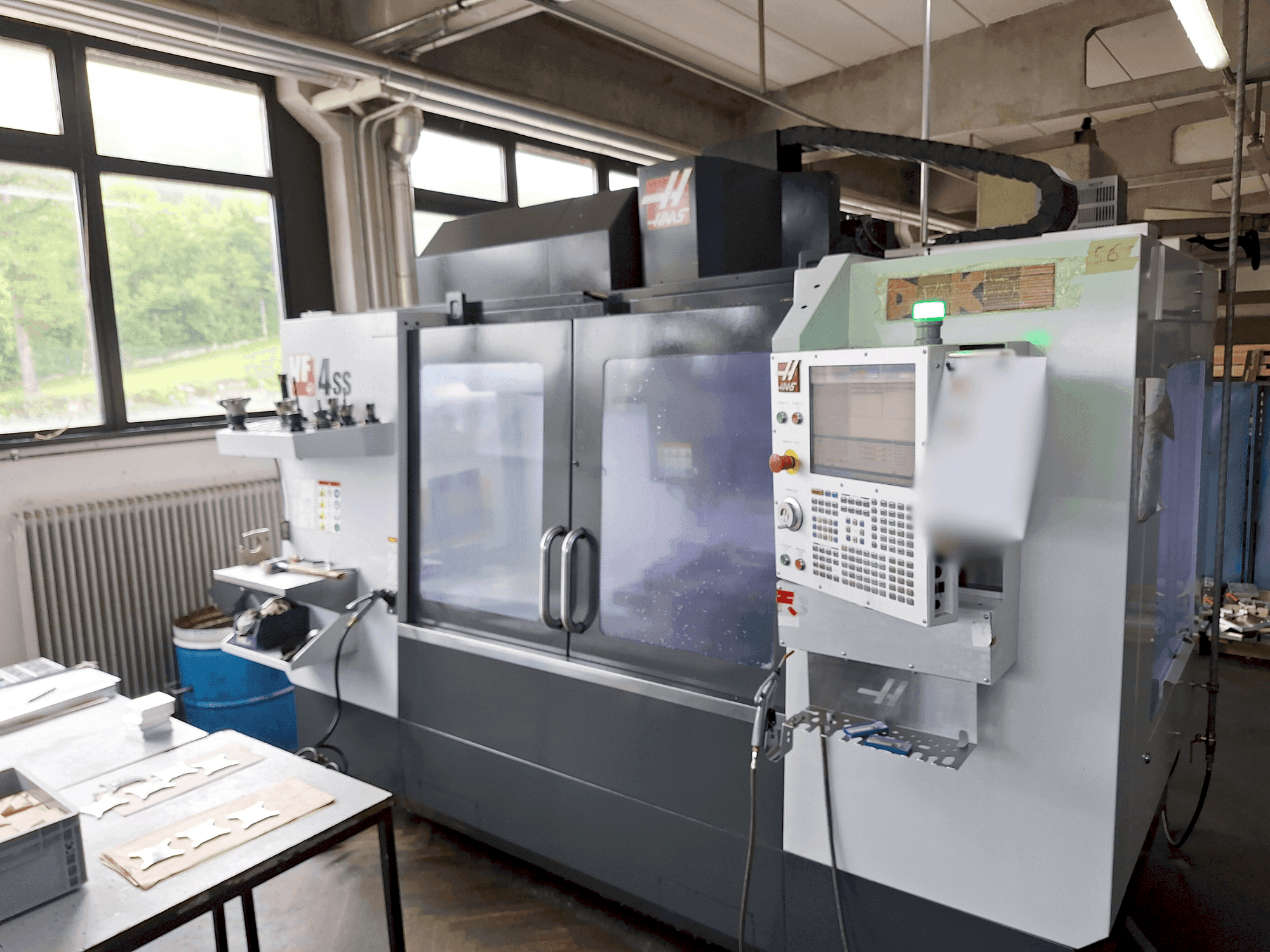 Vista frontal de la máquina HAAS VF-4SS