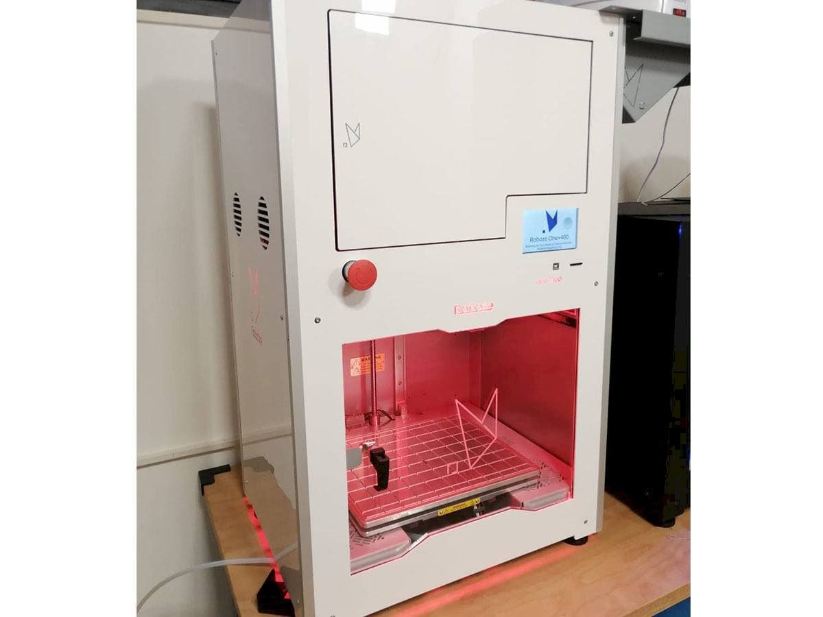 Vista frontal de la máquina Roboze One Plus 400