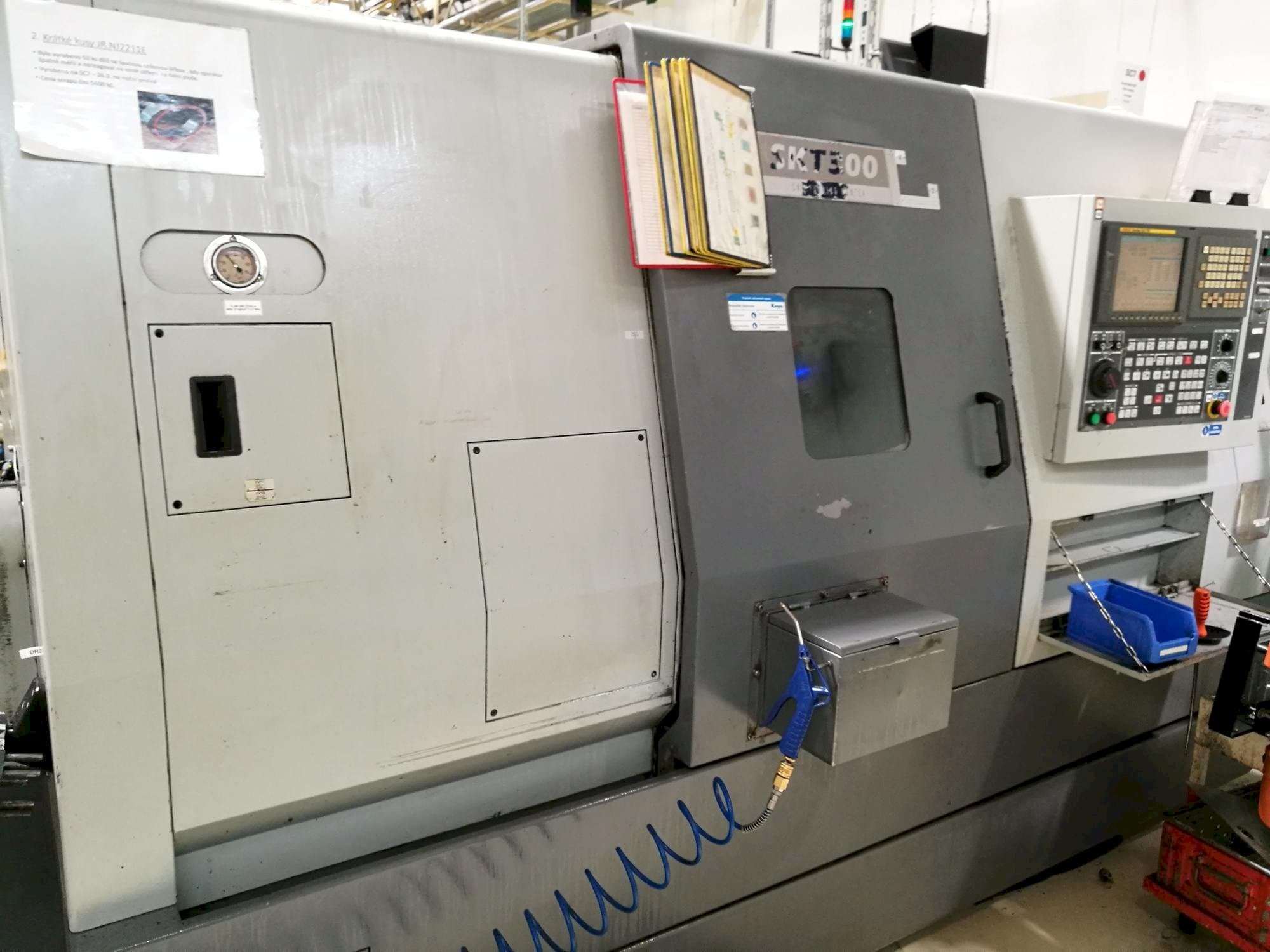 Vista frontal de la máquina Hyundai Kia SKT 300