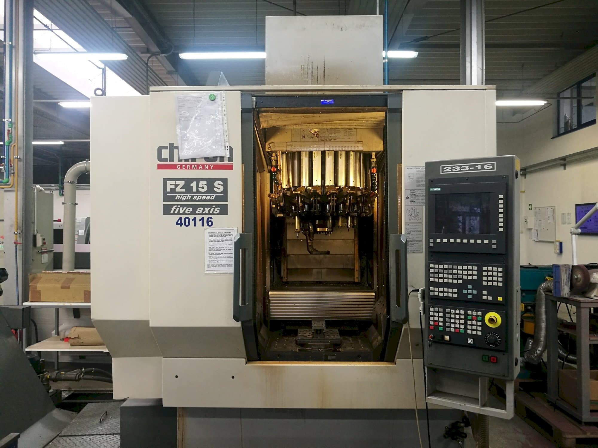 Vista frontal de la máquina CHIRON FZ15S