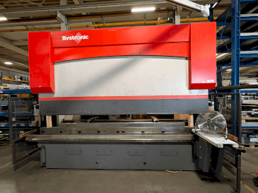 Vista frontal de la máquina Bystronic PR 200x4100