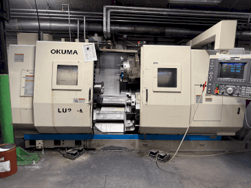 Vista frontal de la máquina Okuma LU2-M