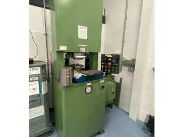 Vista frontal de la máquina Extrude Hone Vector Series