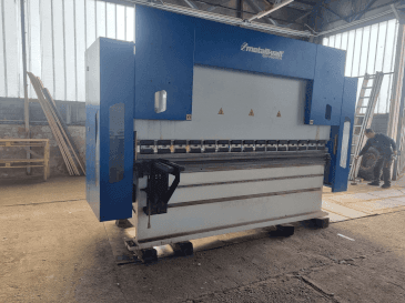 Vista frontal de la máquina Metallkraft  GBP 31175