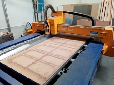 Vista frontal de la máquina MicroStep MICROMILL 2501.15F