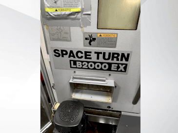 Vista frontal de la máquina Okuma Space Turn LB2000 EX