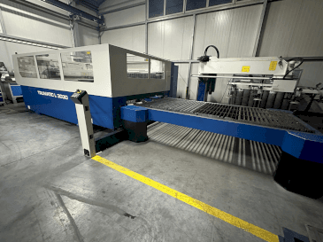Vista frontal de la máquina TRUMPF LoadMaster