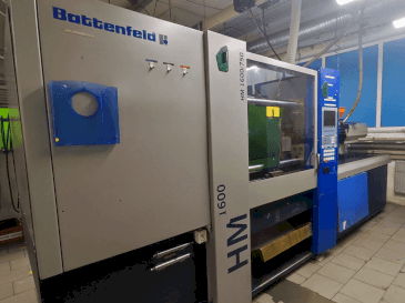 Vista frontal de la máquina Battenfeld HM 1600/750