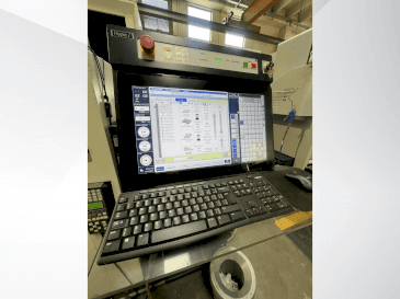 Vista frontal de la máquina Makino U6 HEAT