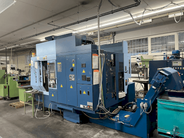 Vista frontal de la máquina Matsuura MAM72-25V