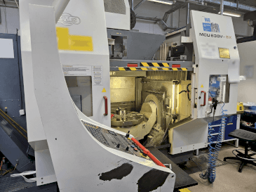 Vista lateral der KOVOSVIT MAS MCU 630V-5X  Maschine