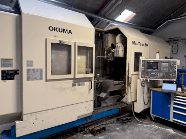 Vista frontal de la máquina Okuma MacTurn 50