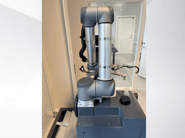Vista frontal de la máquina Universal Robots UR10
