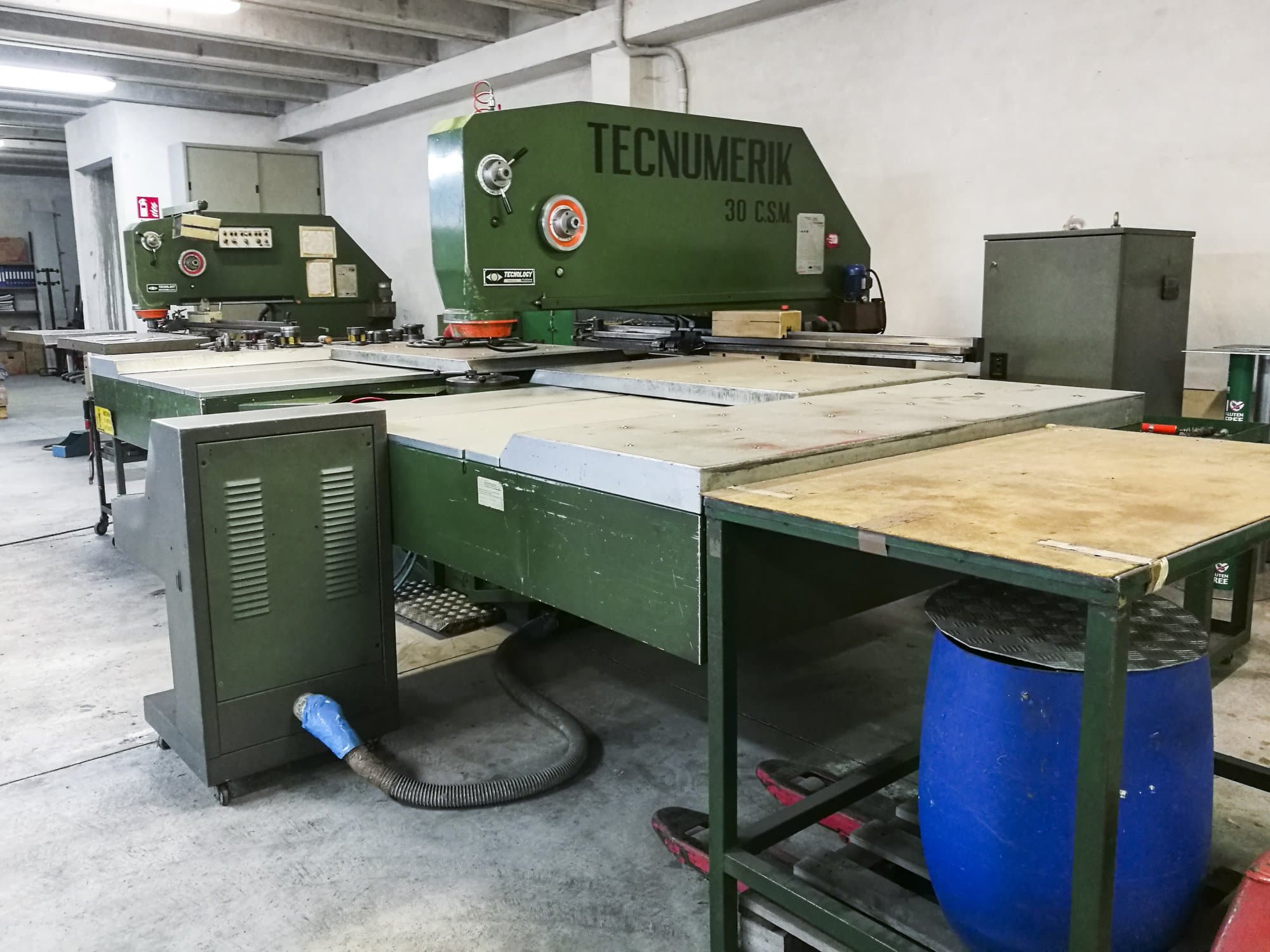 Vista derecha de la máquina Tecnology Tecnumerik 30 C.S.M.