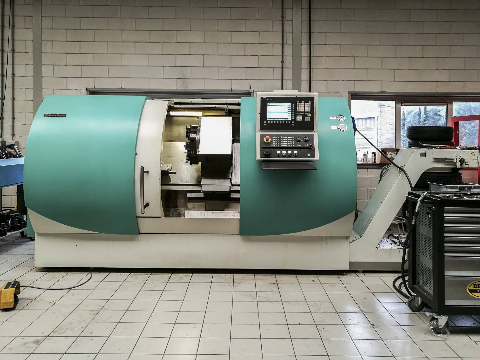 Vista frontal de la máquina TRENS SBL 500 CNC