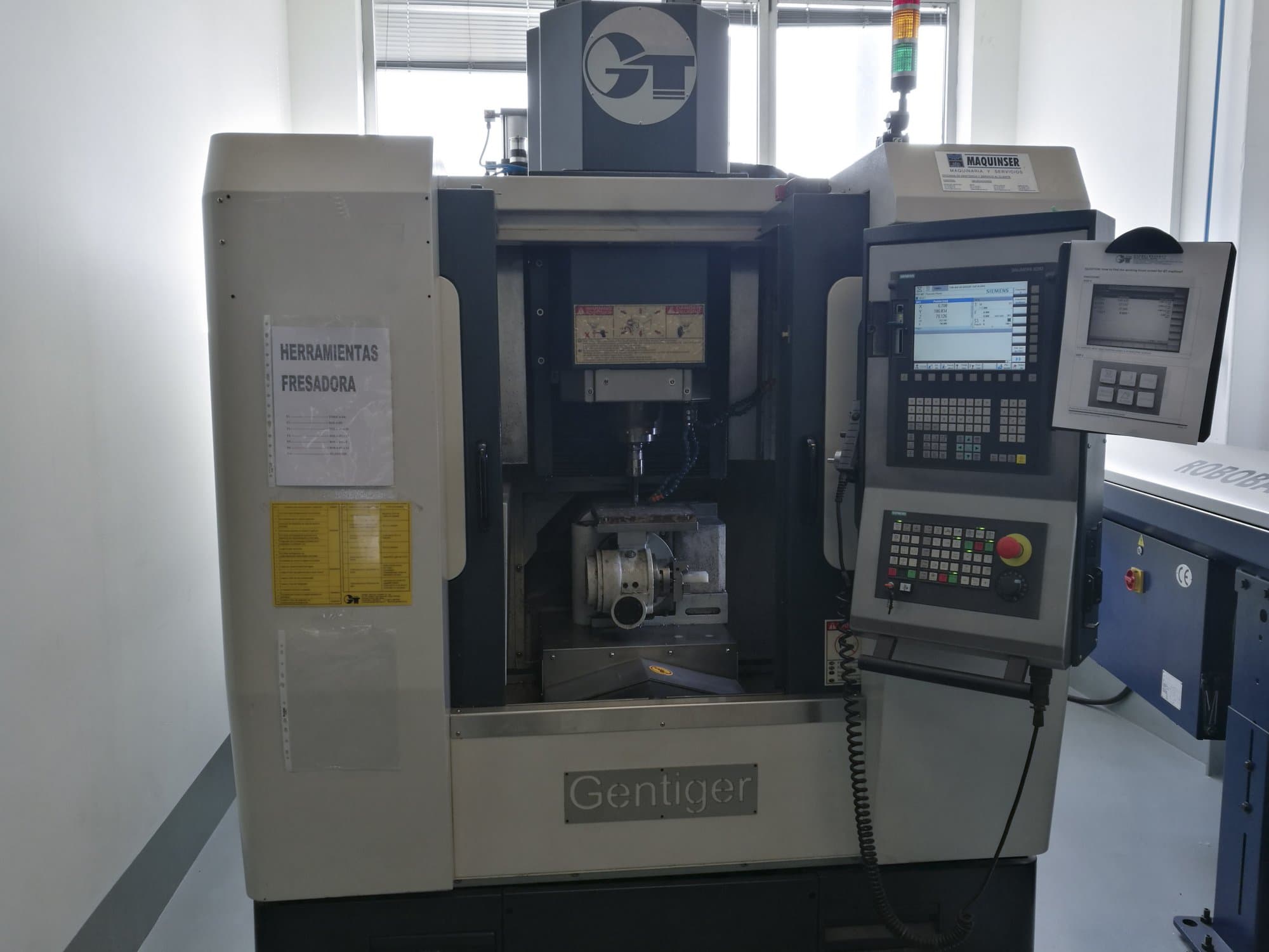 Vista frontal de la máquina GENTIGER GT-45-5AX