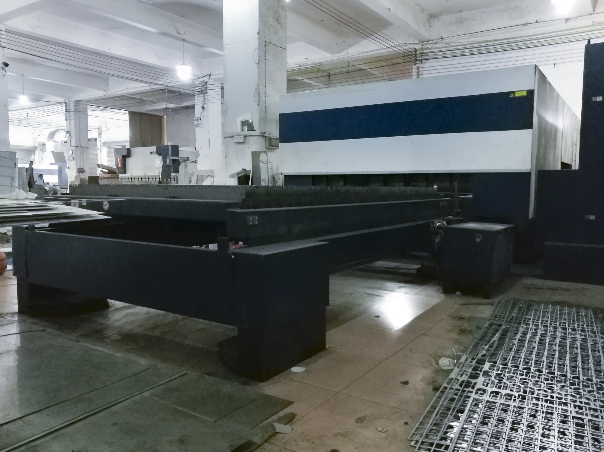 Mesa de trabajo vista derecha de la máquina Trumpf TruLaser 3030