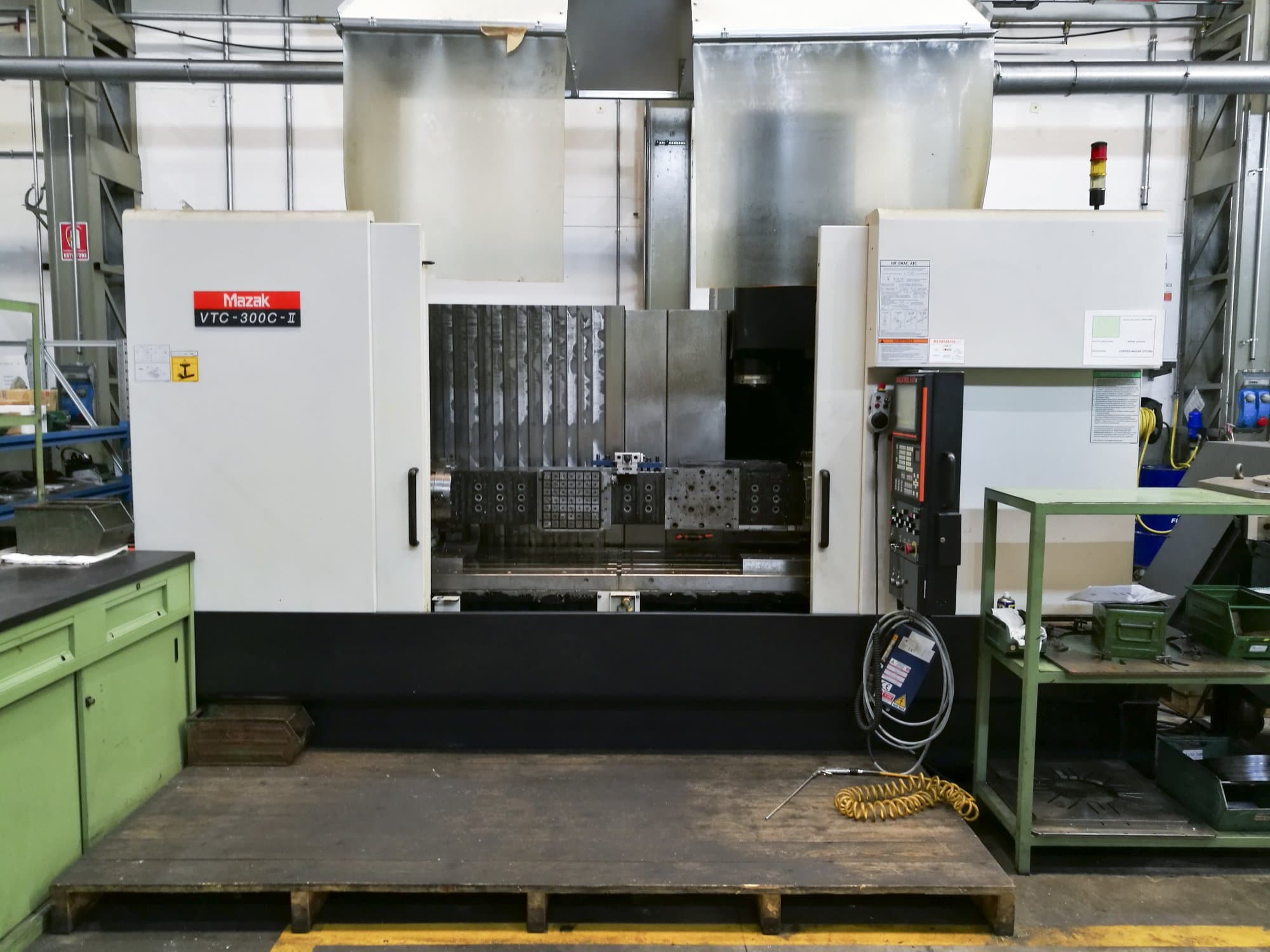 Vista frontal de la máquina Mazak VTC-300C