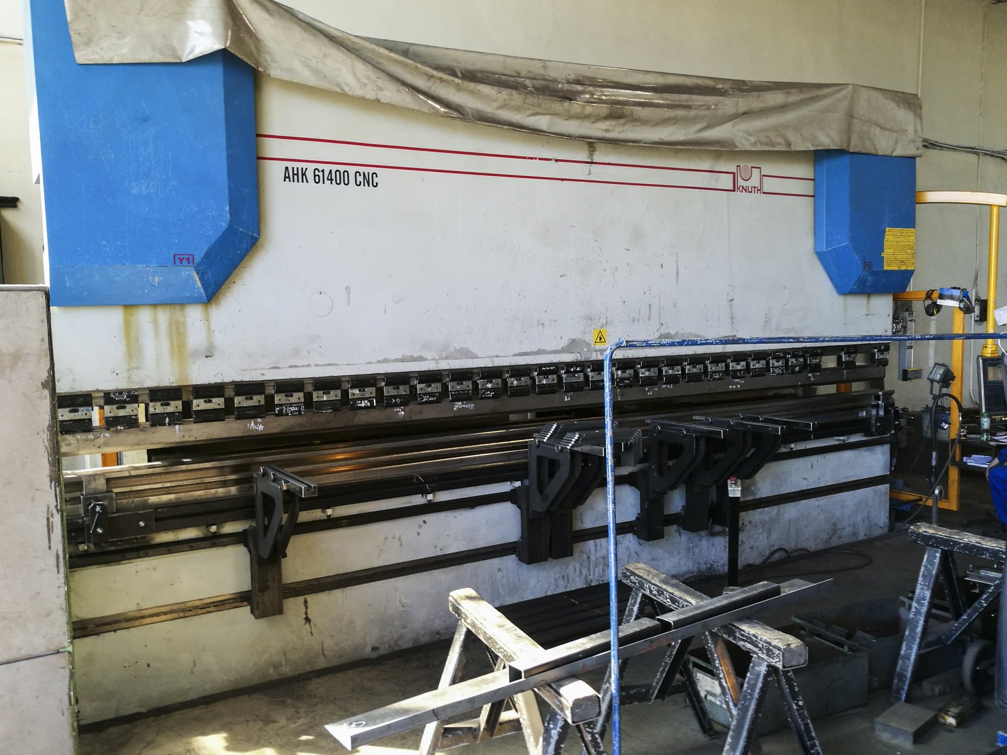 Vista izquierda de la máquina KNUTH AHK 61400 CNC