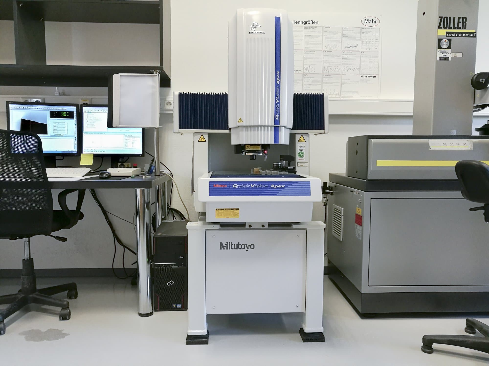 Vista frontal de la máquina Mitutoyo QVT1-X302PIL-C