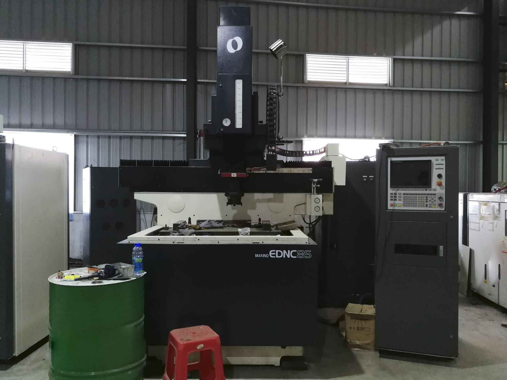 Vista frontal de la máquina Makino EDNC85