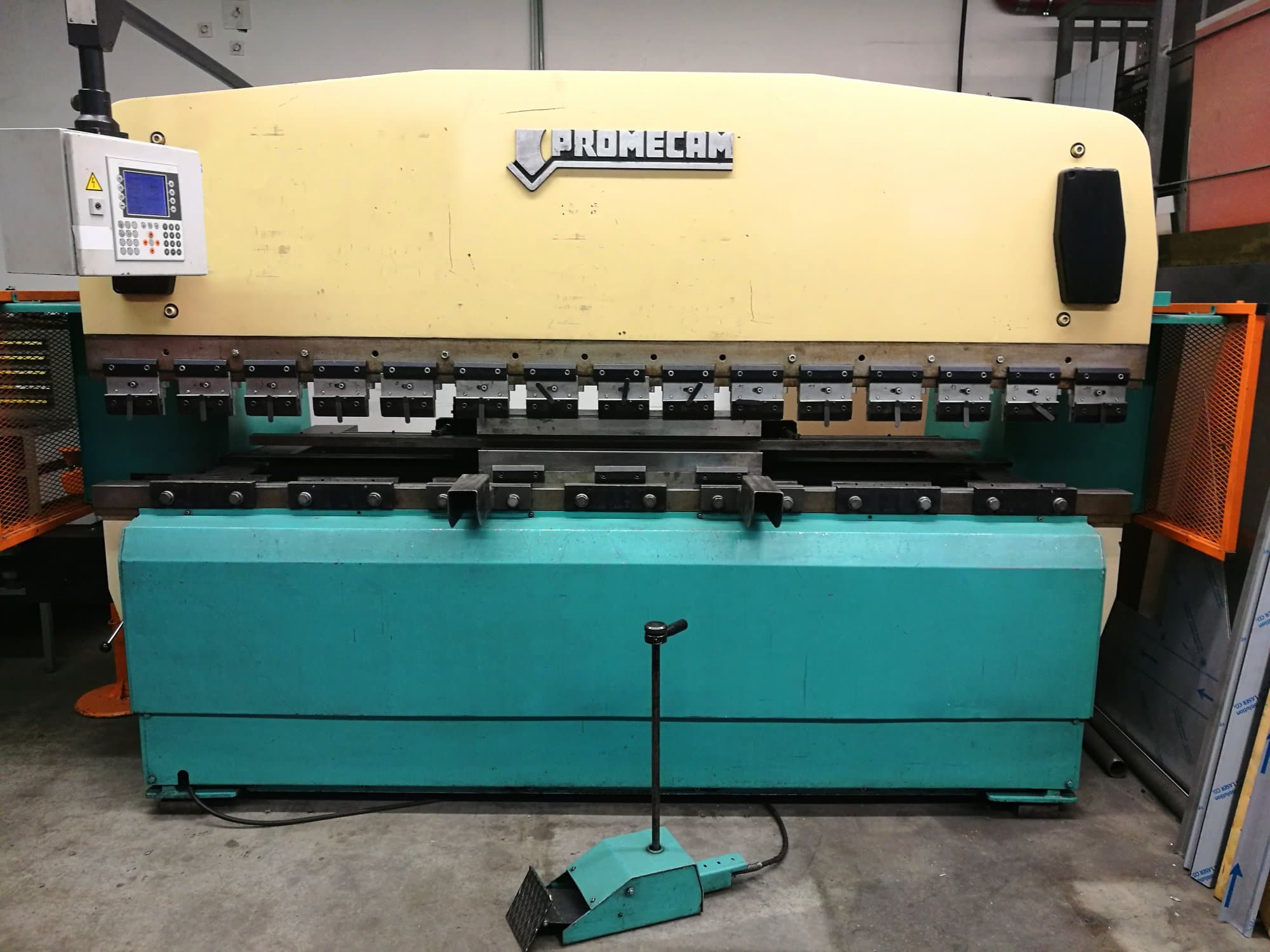 Vista frontal de la máquina PROMECAM RG-103