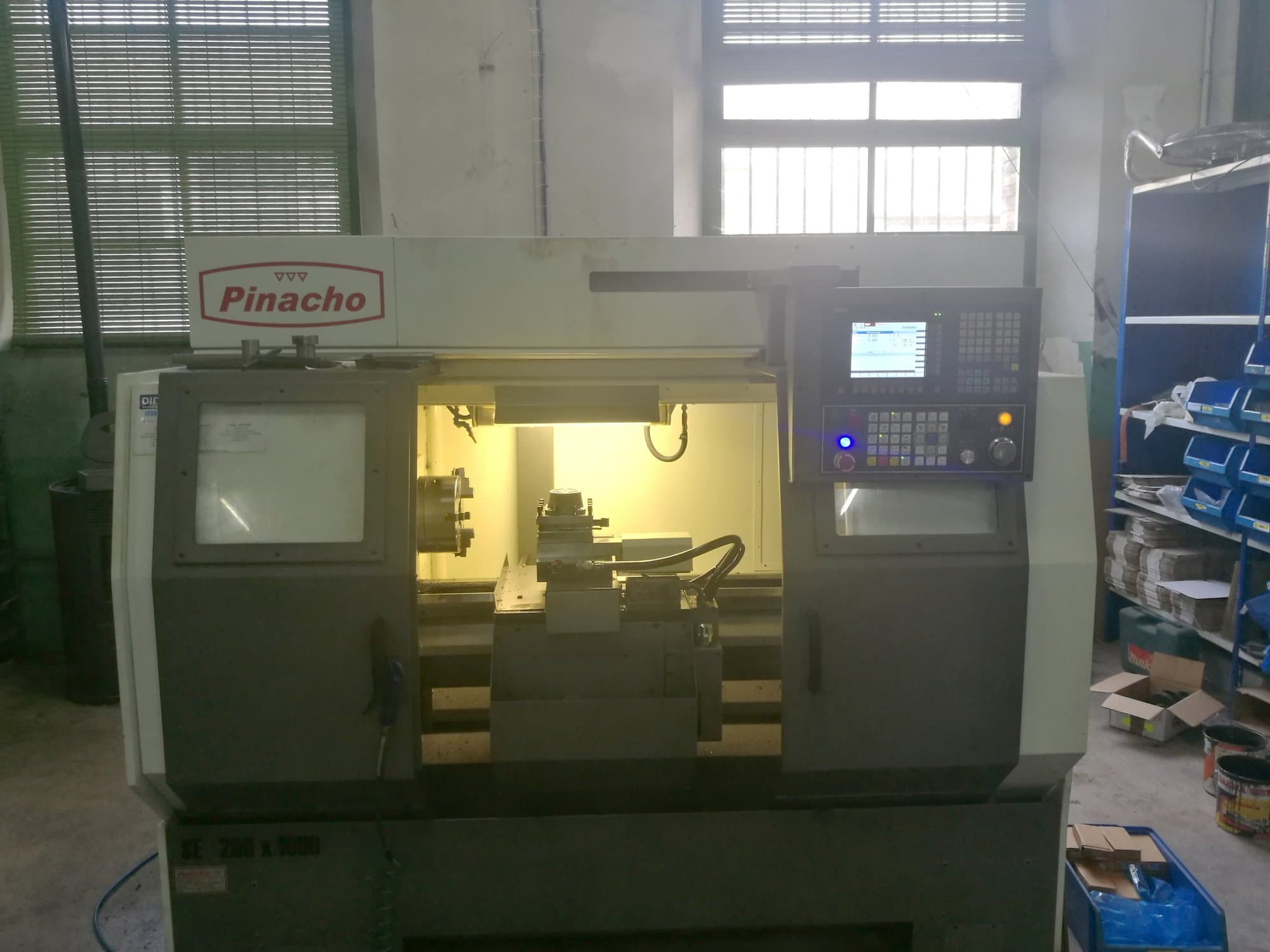 Vista frontal de la máquina Pinacho SE-200