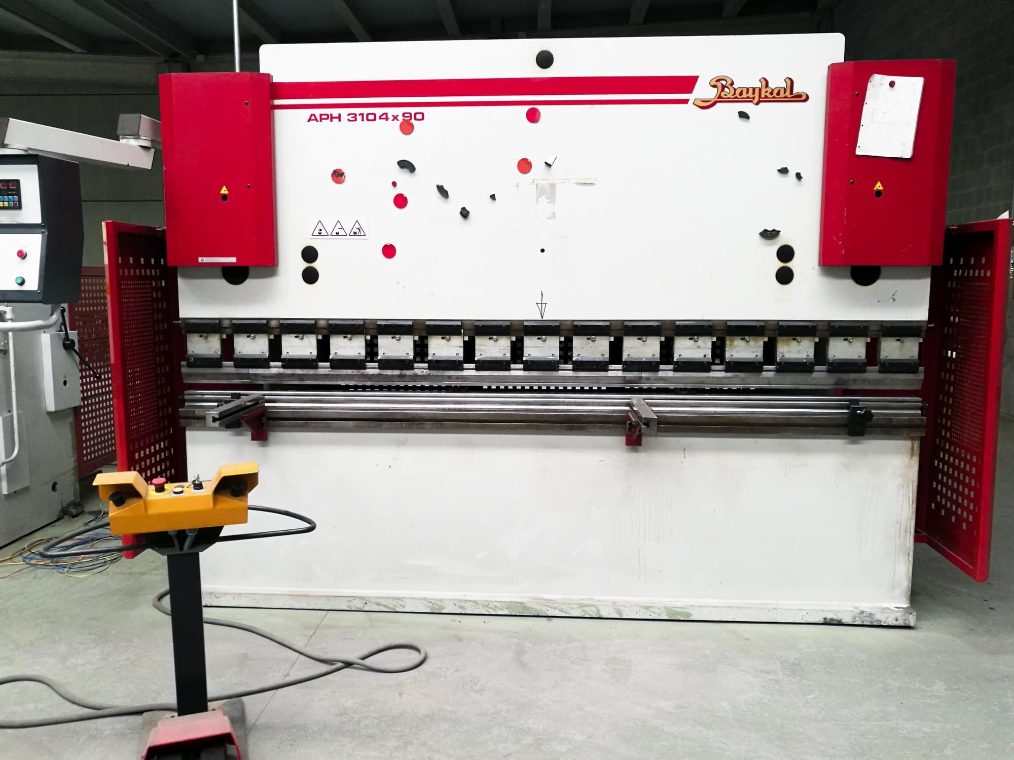 Vista frontal de la máquina Baykal APH 3104x90