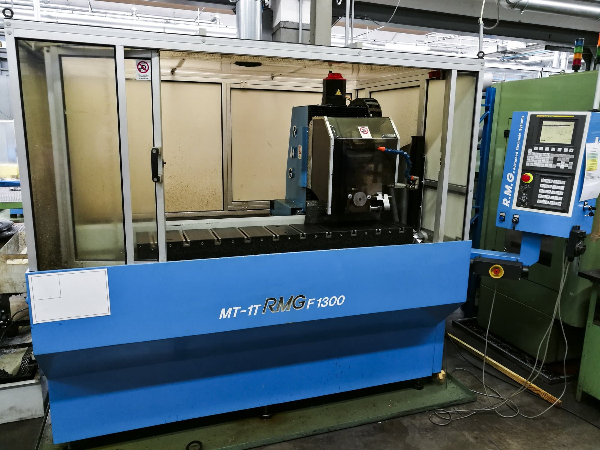 Vista frontal de la máquina RMG MT-1T-F 1300