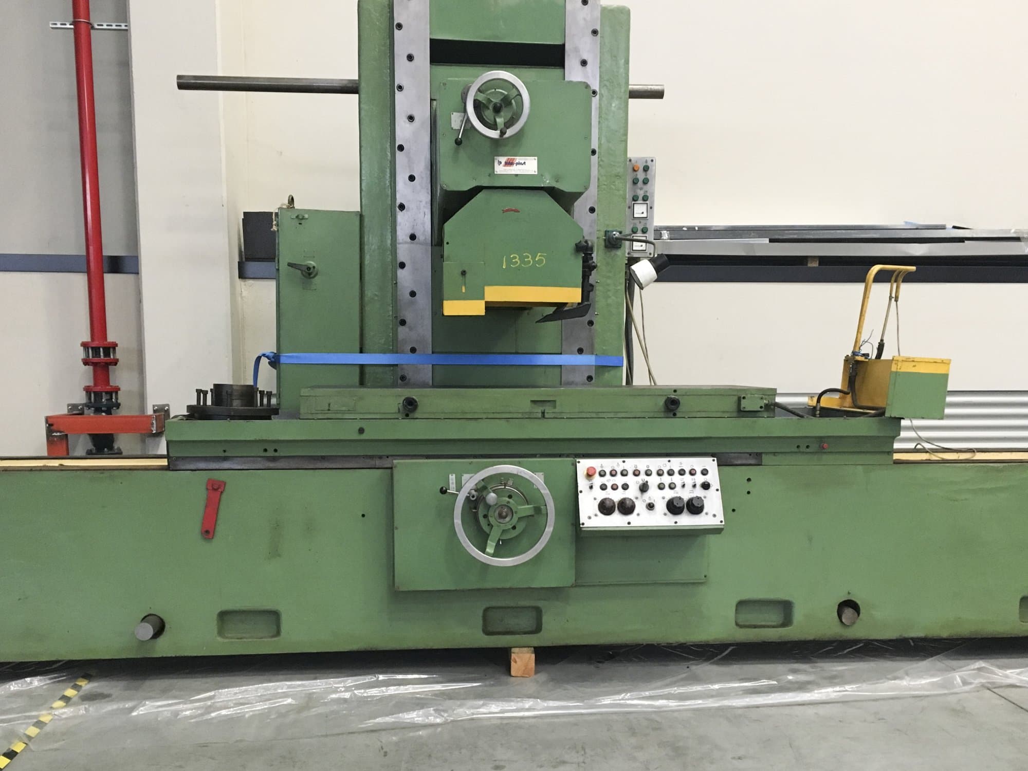 Vista frontal de la máquina Inter-plast 3 D 725