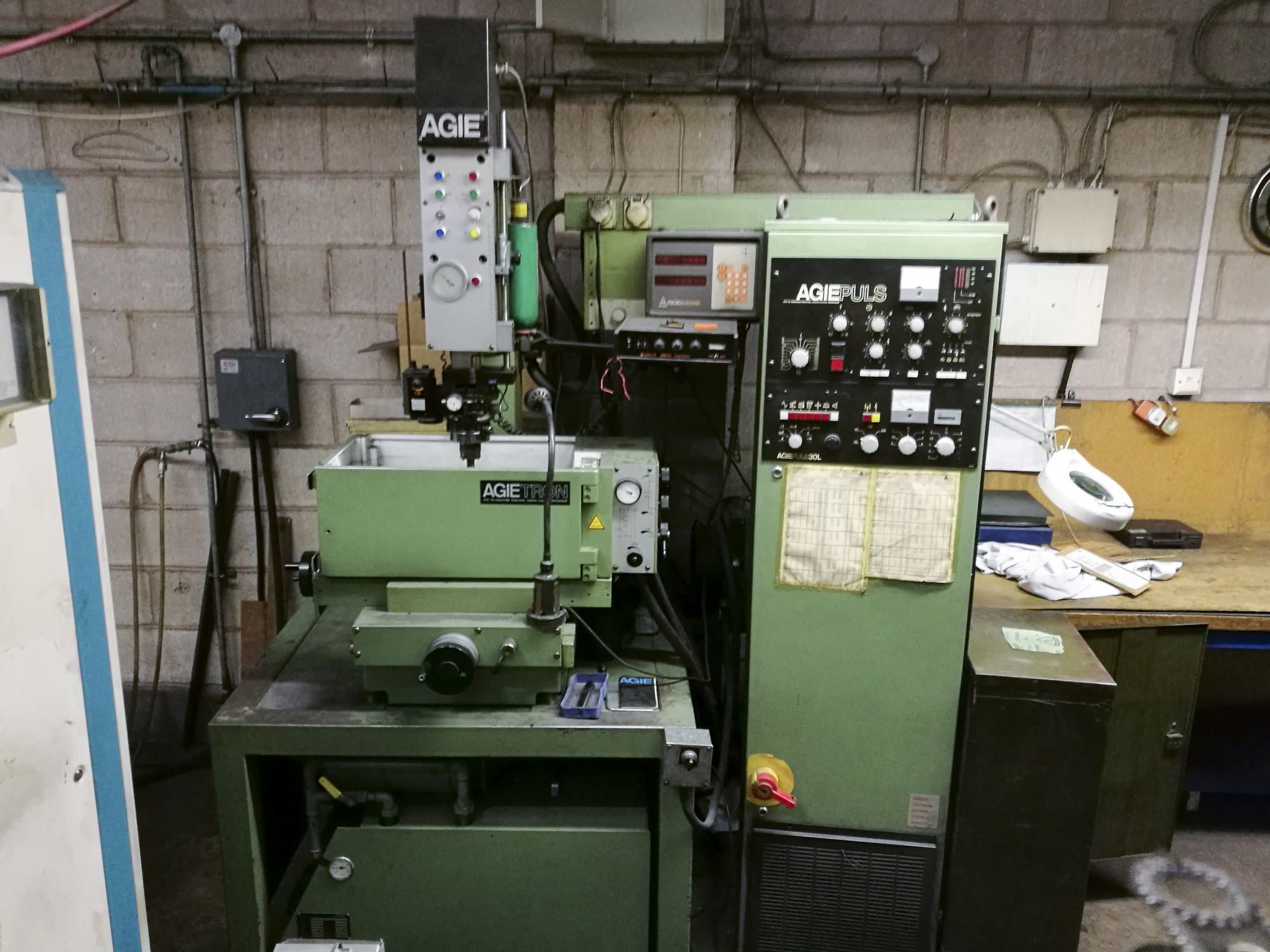 Vista frontal de la máquina AGIE EMT 110